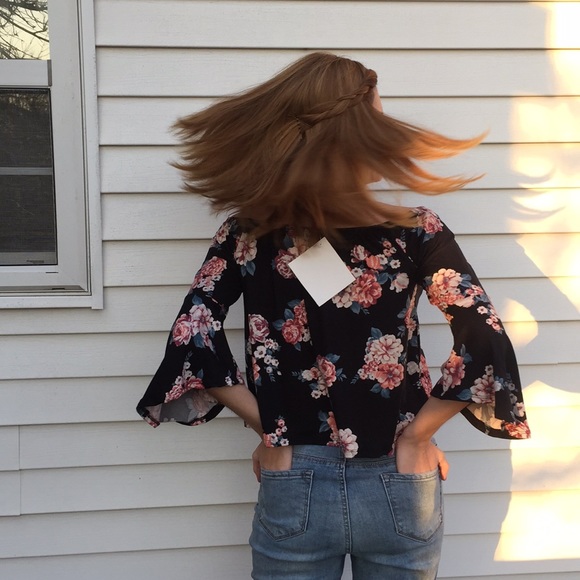 NWT Off the Shoulder Floral Blouse - Picture 4 of 8